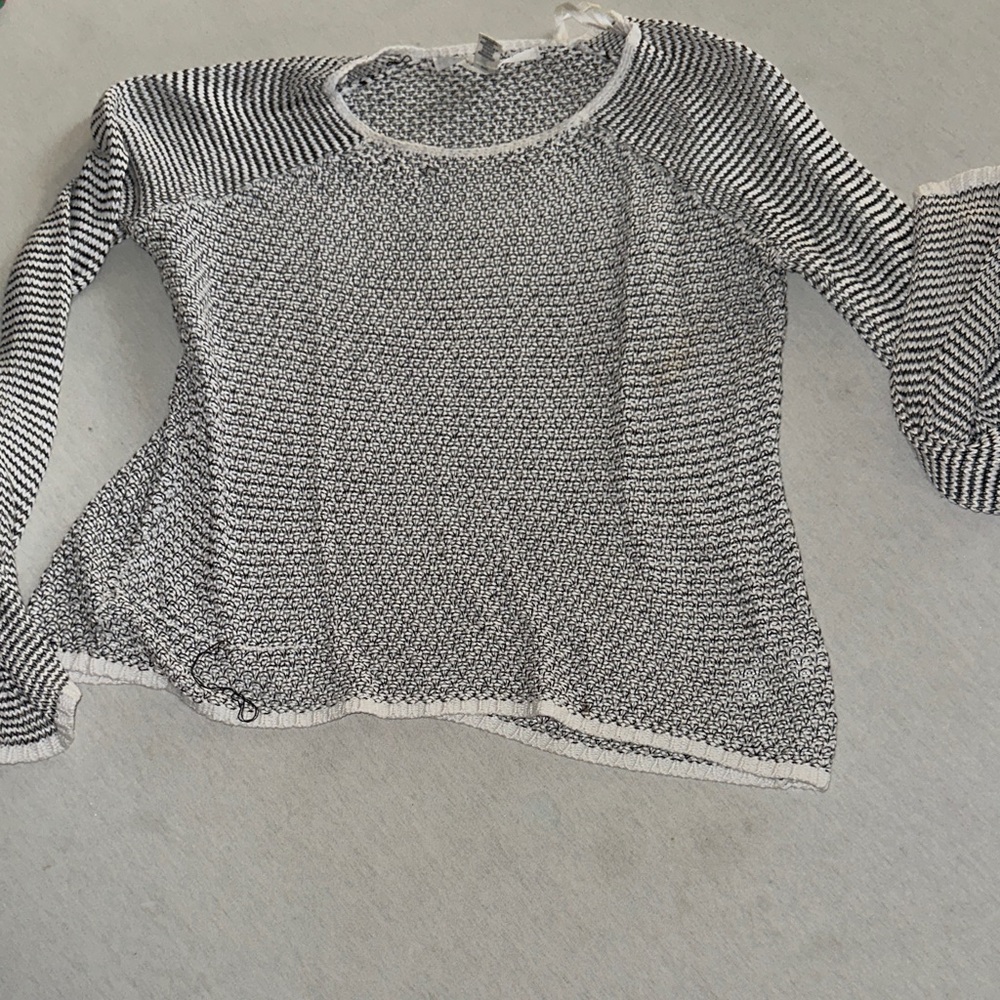 Womens Size Large Max Studio Gray and White Textured Knit Top.